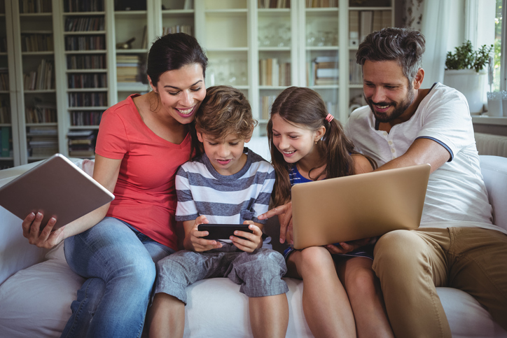 Handys Tablets und Smartwatches zuhause in der Familie