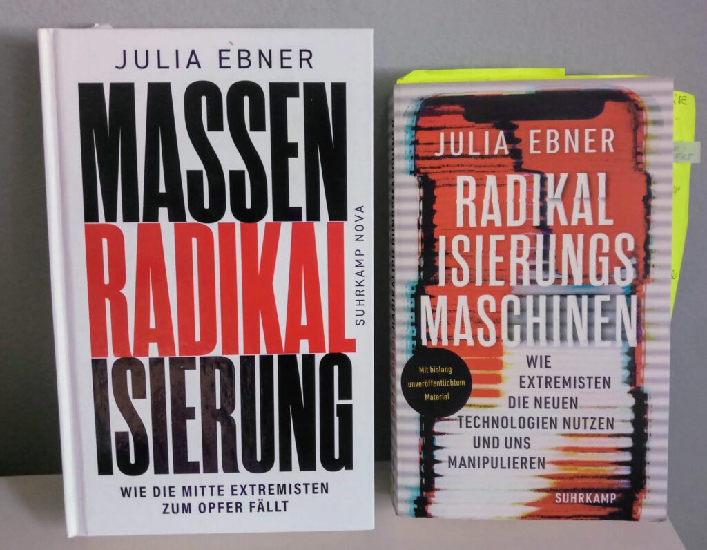 Foto von den Büchern "Radikalisierungsmaschinen" und "Massenradikalisierung" von Julia Ebner