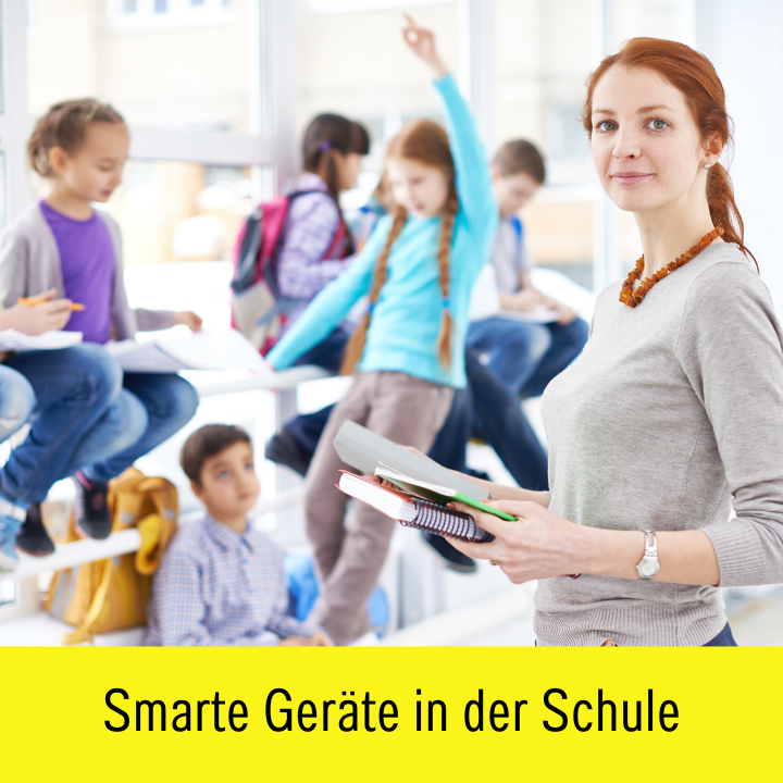 Lehrerin mit einem Stapel Notizen vor einer Gruppe Schüler:innen